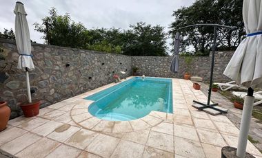 VENTA CASA LOS ALISOS 2 DORM+MONOAMBIENTE C/PILETA