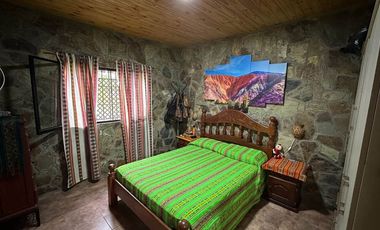 VENTA CASA LOS ALISOS 2 DORM+MONOAMBIENTE C/PILETA