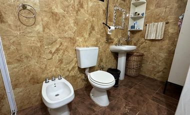 VENTA CASA LOS ALISOS 2 DORM+MONOAMBIENTE C/PILETA