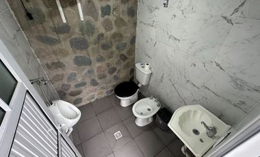 VENTA CASA LOS ALISOS 2 DORM+MONOAMBIENTE C/PILETA