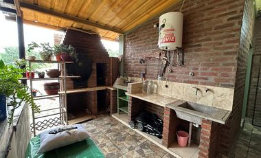 VENTA CASA LOS ALISOS 2 DORM+MONOAMBIENTE C/PILETA