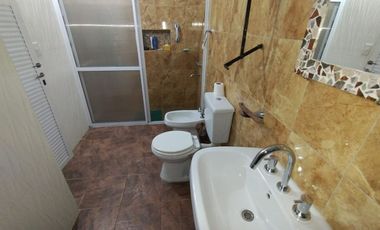 VENTA CASA LOS ALISOS 2 DORM+MONOAMBIENTE C/PILETA
