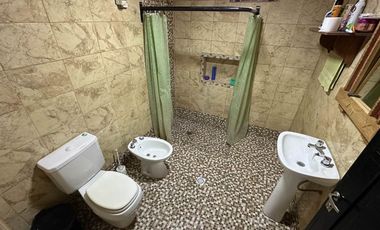 VENTA CASA LOS ALISOS 2 DORM+MONOAMBIENTE C/PILETA