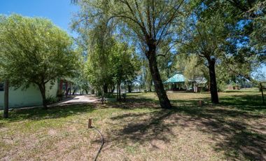 Viví la paz del río: quinta única con 2 viviendas