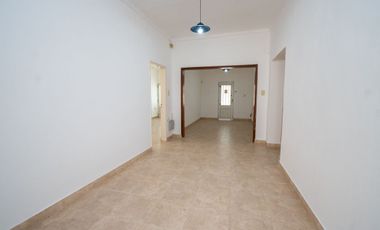 Venta casa 2 dormitorios cochera y patio.
