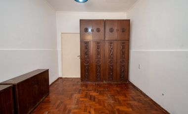 Venta casa 2 dormitorios cochera y patio.