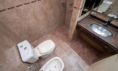 Venta casa 2 dormitorios cochera y patio.