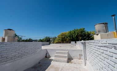 Venta casa 2 dormitorios cochera y patio.