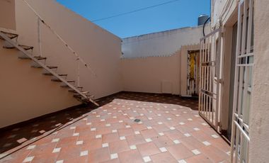 Venta casa 2 dormitorios cochera y patio.