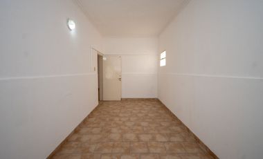 Venta casa 2 dormitorios cochera y patio.