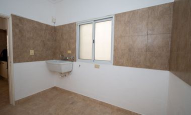 Venta casa 2 dormitorios cochera y patio.