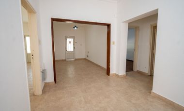 Venta casa 2 dormitorios cochera y patio.