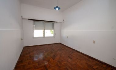 Venta casa 2 dormitorios cochera y patio.