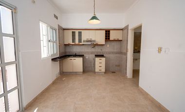 Venta casa 2 dormitorios cochera y patio.