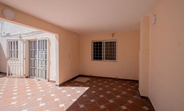 Venta casa 2 dormitorios cochera y patio.