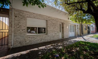 Venta casa 2 dormitorios cochera y patio.