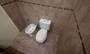 Venta casa 2 dormitorios cochera y patio.