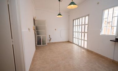 Venta casa 2 dormitorios cochera y patio.