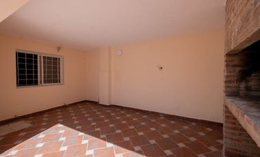 Venta casa 2 dormitorios cochera y patio.