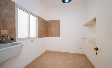 Venta casa 2 dormitorios cochera y patio.