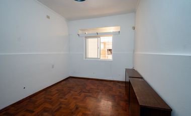 Venta casa 2 dormitorios cochera y patio.