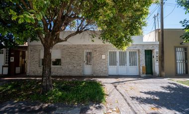 Venta casa 2 dormitorios cochera y patio.