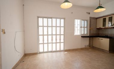 Venta casa 2 dormitorios cochera y patio.