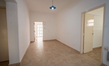 Venta casa 2 dormitorios cochera y patio.