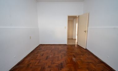 Venta casa 2 dormitorios cochera y patio.