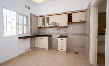 Venta casa 2 dormitorios cochera y patio.