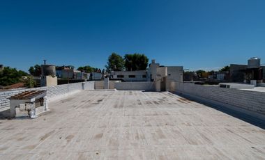 Venta casa 2 dormitorios cochera y patio.