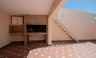 Venta casa 2 dormitorios cochera y patio.