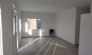Casa en alquiler c/ cochera en Plottier