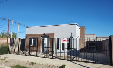 Casa en alquiler c/ cochera en Plottier