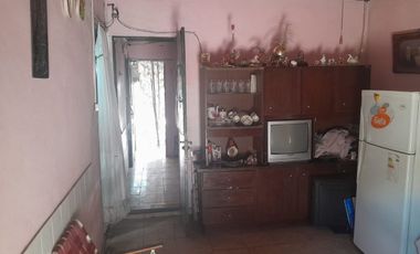 CASA 4 AMBIENTES EN VENTA CON PATIO MAS DEPTO