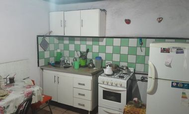 CASA 4 AMBIENTES EN VENTA CON PATIO MAS DEPTO