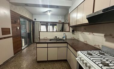 VENTA CASA 3 AMBIENTES CON COCHERA APTO CRÉDITO