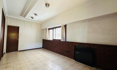 VENTA CASA 3 AMBIENTES CON COCHERA APTO CRÉDITO