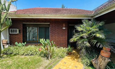 VENTA CASA 3 AMBIENTES CON COCHERA APTO CRÉDITO