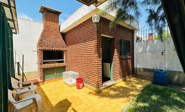 VENTA CASA 3 AMBIENTES CON COCHERA APTO CRÉDITO