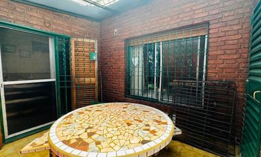 VENTA CASA 3 AMBIENTES CON COCHERA APTO CRÉDITO