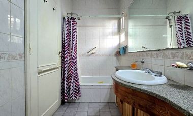 VENTA CASA 5 AMBIENTES CON QUINCHO VILLA BALLESTER