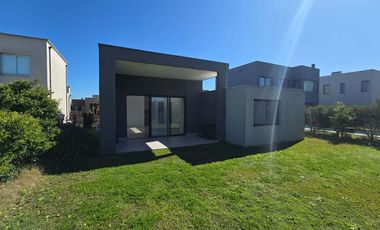 Casa 4 ambientes en Venta Barrio Nautico, permuta