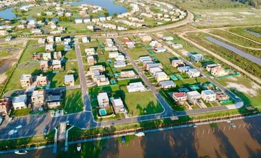 Casa 4 ambientes en Venta Barrio Nautico, permuta