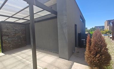 Casa 4 ambientes en Venta Barrio Nautico, permuta