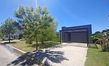 Casa 4 ambientes en Venta Barrio Nautico, permuta