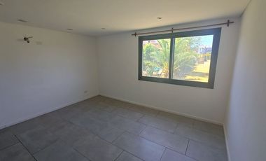 Casa 4 ambientes en Venta Barrio Nautico, permuta