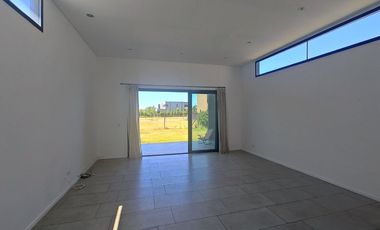 Casa 4 ambientes en Venta Barrio Nautico, permuta