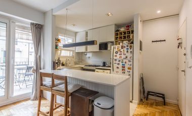 VENTA 3 AMB REFACCIONADO CON GRAN BALCON EN OLIVOS