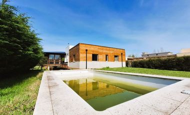 Venta casa 4 ambientes con pileta y parque Rumencó